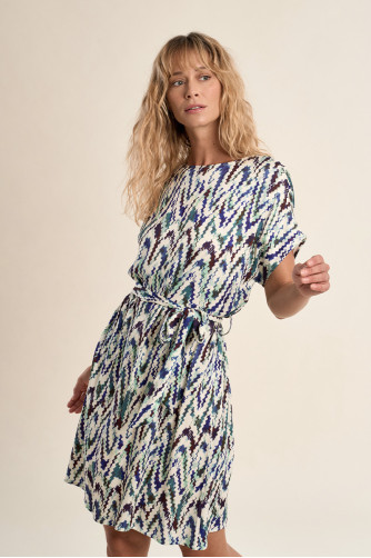 Vestido de manga corta, con estampado y lazada.