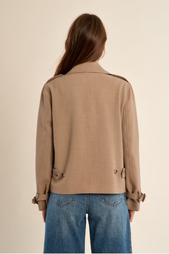 Chaqueta de mujer de manga larga, cuello y solapa.