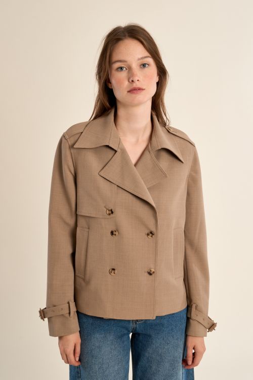 Chaqueta de mujer de manga larga, cuello y solapa.