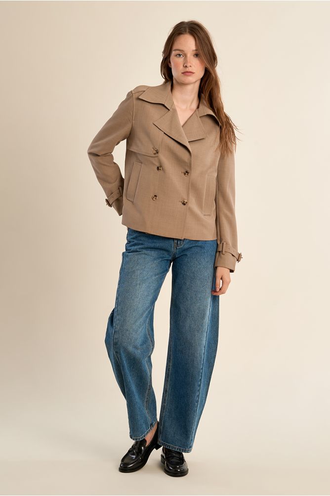 Chaqueta de mujer de manga larga, cuello y solapa.