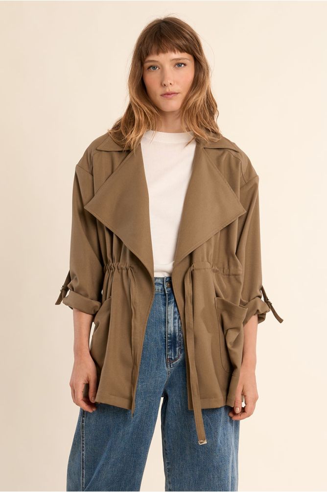 Chaqueta de mujer de manga larga, cuello y solapa.