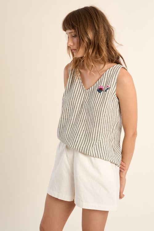 Top de mujer de manga sisa, con estampado y flores.