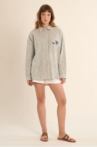 Camisa de mujer de manga larga, estampado y flores.