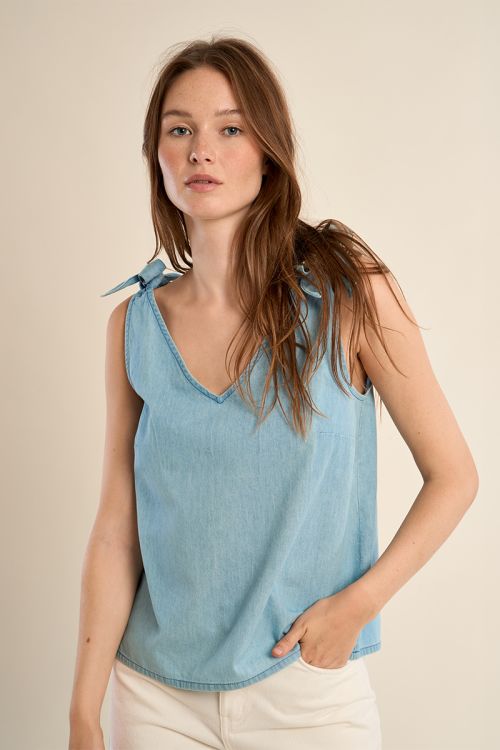 Top de mujer de tirantes, con lazada.