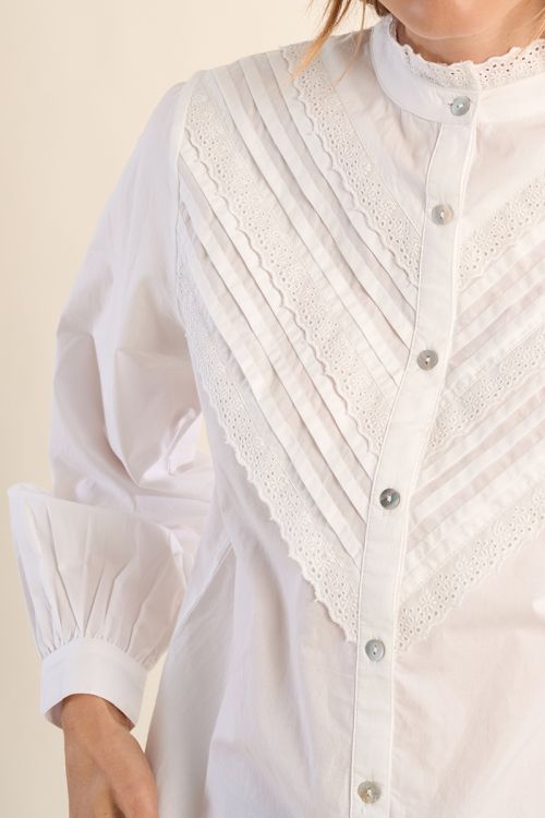 Camisa de mujer de manga larga, detalle volante.