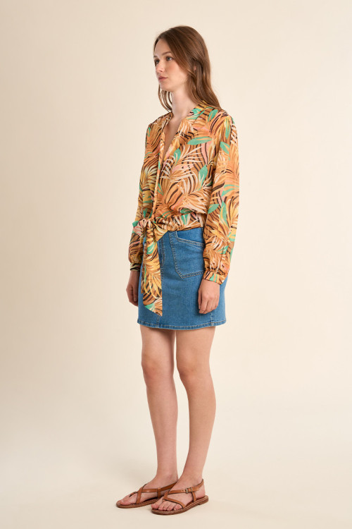 Camisa de manga larga, estampado y lazada.