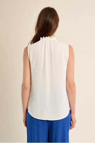 Camisa de manga sisa, detalle volantes.