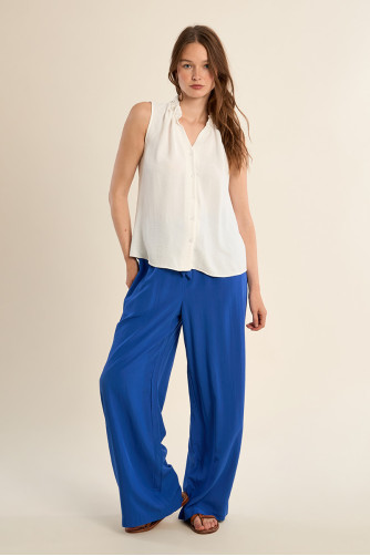 Camisa de manga sisa, detalle volantes.