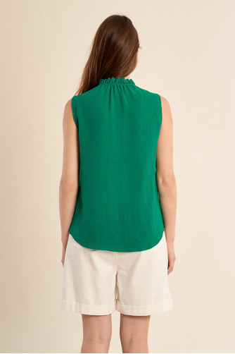 Camisa de manga sisa, detalle volantes.