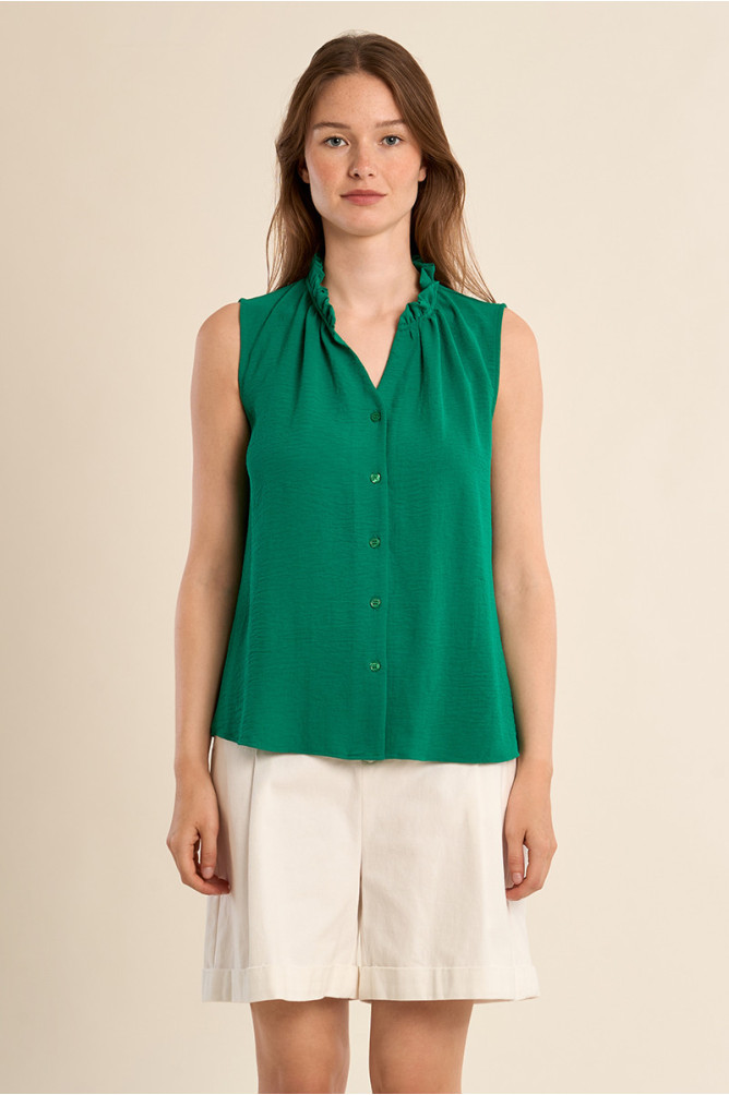 Camisa de manga sisa, detalle volantes.