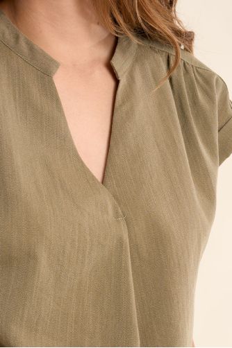 Top de mujer de manga corta, detalle pliegues.