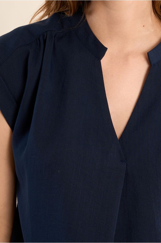 Top de mujer de manga corta, detalle pliegues.