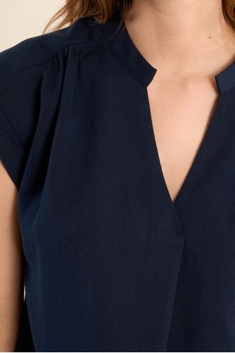 Top de mujer de manga corta, detalle pliegues.