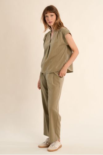 Top de mujer de manga corta, detalle pliegues.