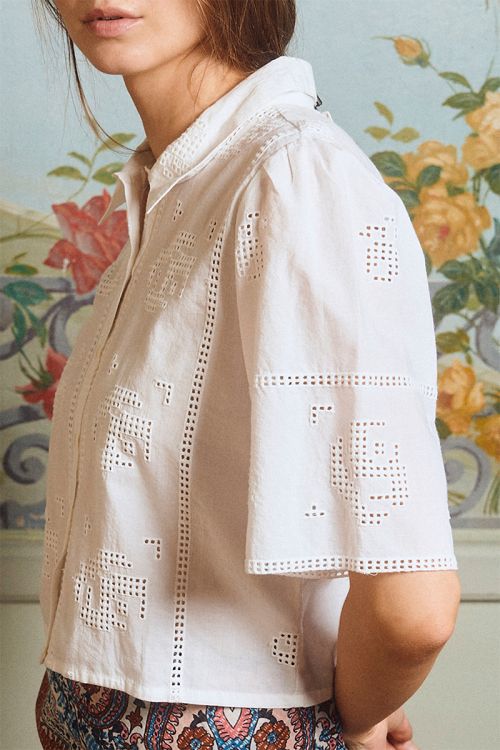 Camisa de mujer de manga corta, detalles bordados.