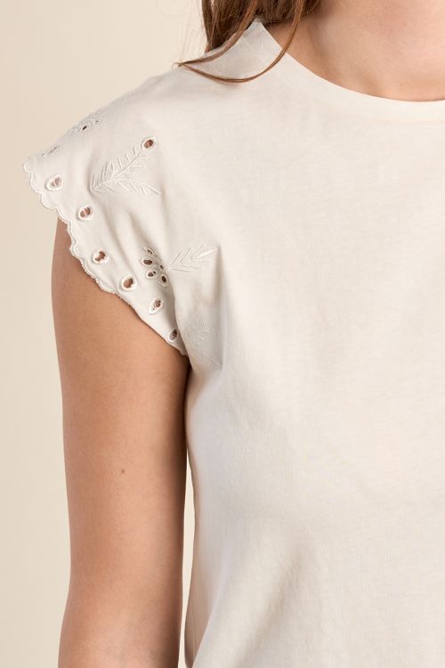 Camiseta de mujer de manga corta, detalles bordados.