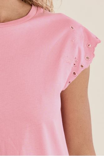 Camiseta de mujer de manga corta, detalles bordados.