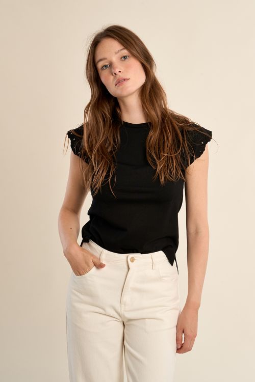 Camiseta de mujer de manga corta, detalles bordados.