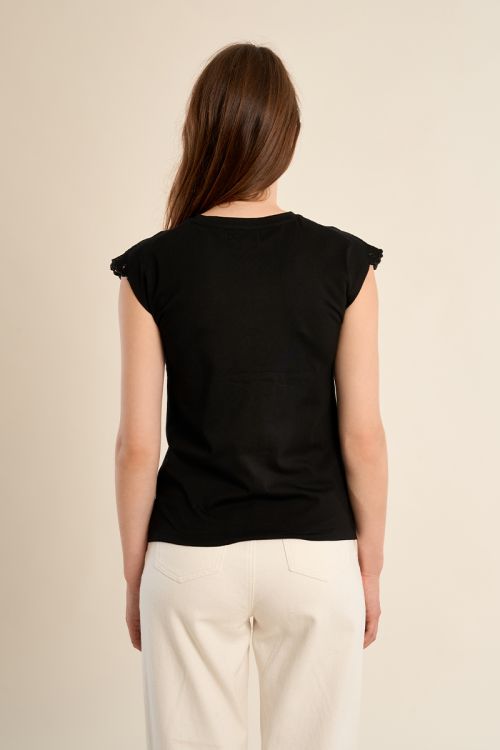 Camiseta de mujer de manga corta, detalles bordados.