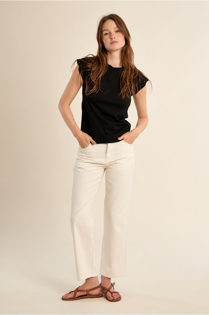 Camiseta de mujer de manga corta, detalles bordados.