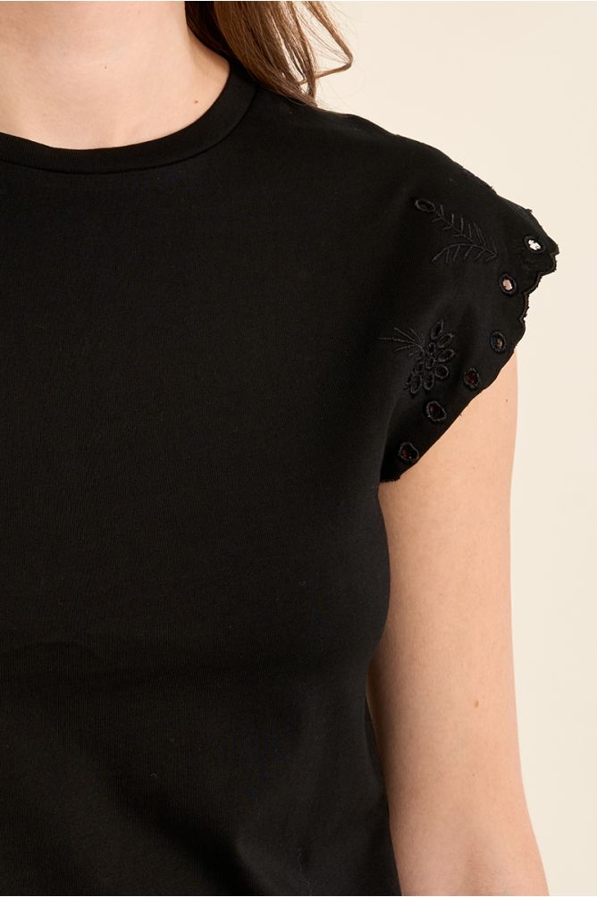 Camiseta de mujer de manga corta, detalles bordados.