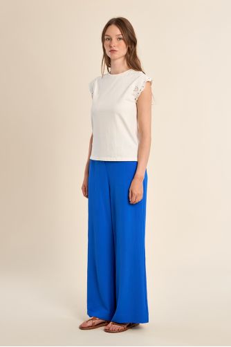 Camiseta de mujer de manga corta, detalles bordados.