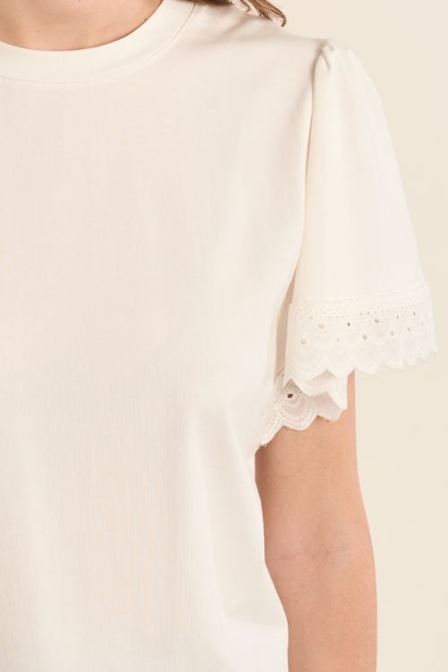 Camiseta de mujer de manga corta, detalles bordados.