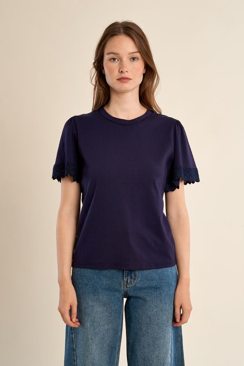 Camiseta de mujer de manga corta, detalles bordados.