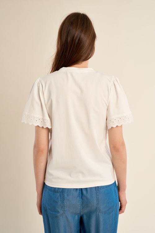 Camiseta de mujer de manga corta, detalles bordados.