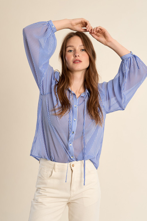 Large chemise rayée, en semi-transparence