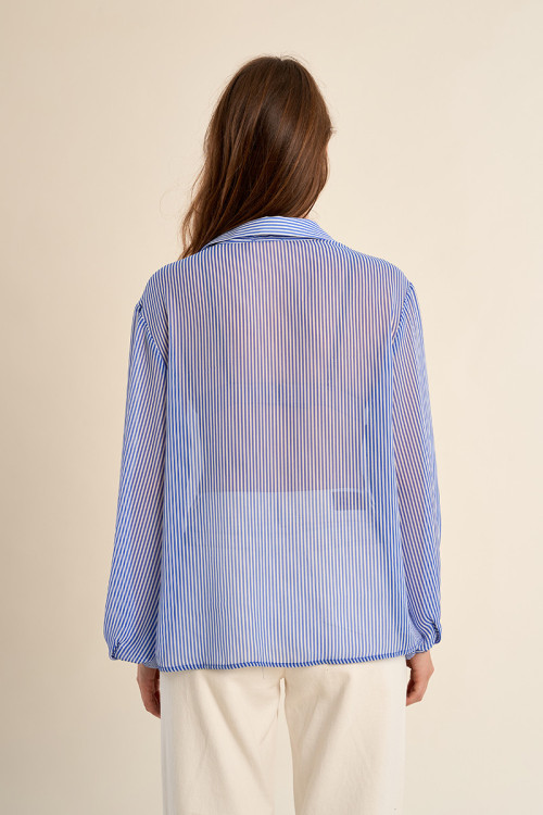 Large chemise rayée, en semi-transparence
