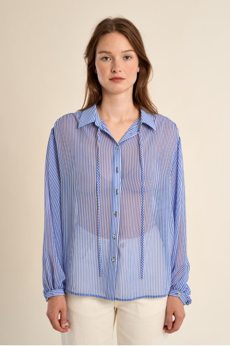 Large chemise rayée, en semi-transparence