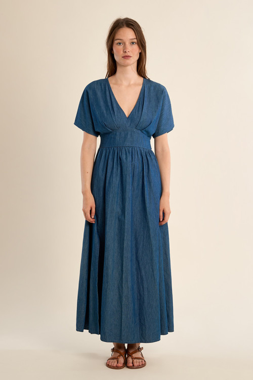 Vestido largo, de manga corta, efecto vaquero.