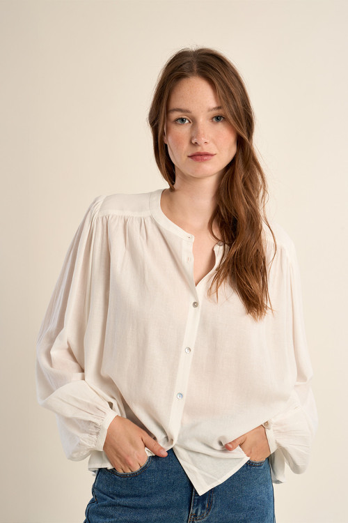 Camisa de mujer de manga larga, detalle pliegues.