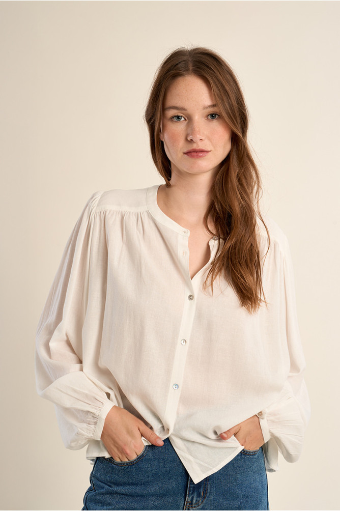 Camisa de mujer de manga larga, detalle pliegues.