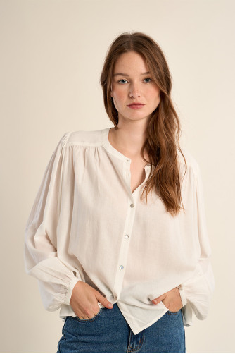 Camisa de mujer de manga larga, detalle pliegues.