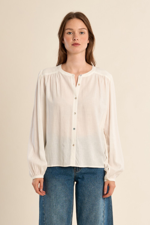 Camisa de mujer de manga larga, detalle pliegues.