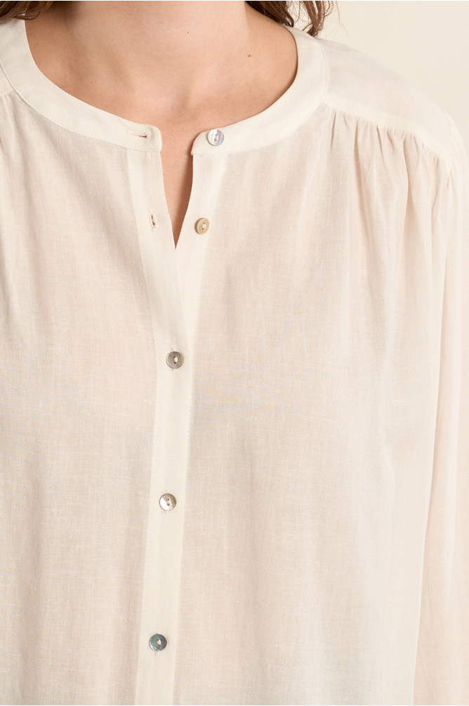 Camisa de mujer de manga larga, detalle pliegues.