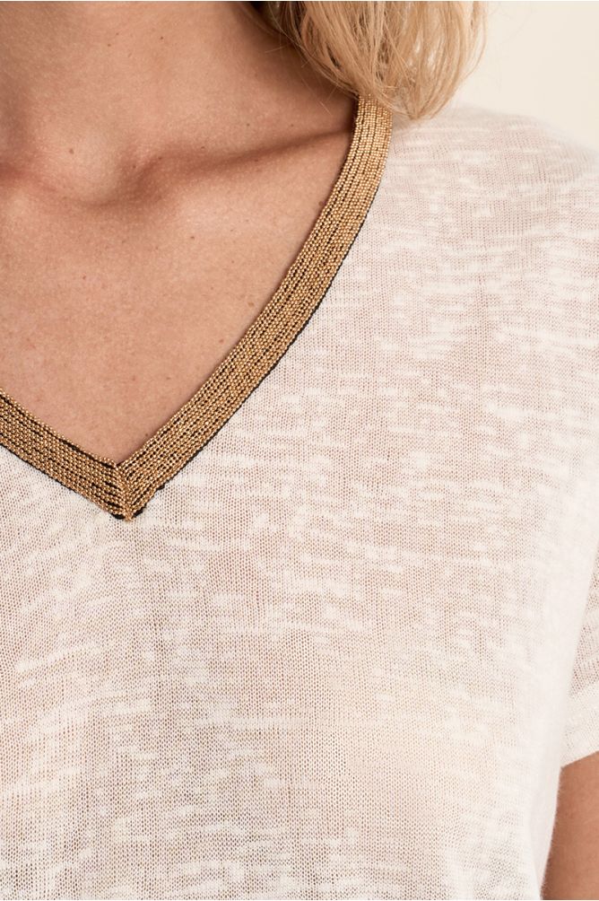 Camiseta de mujer de manga corta, con detalle en el escote.