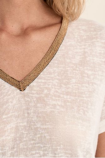 Camiseta de mujer de manga corta, con detalle en el escote.