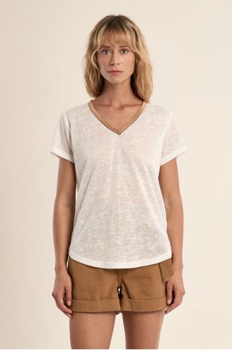 Camiseta de mujer de manga corta, con detalle en el escote.