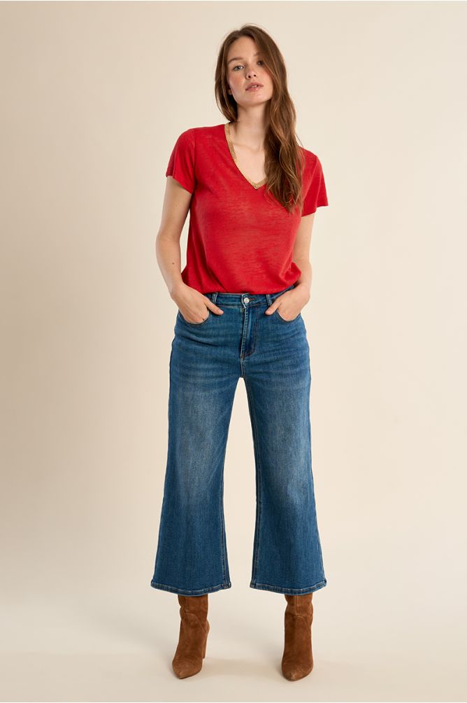 Camiseta de mujer de manga corta, con detalle en el escote.