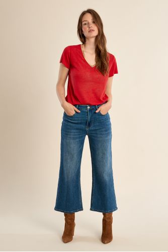 Camiseta de mujer de manga corta, con detalle en el escote.