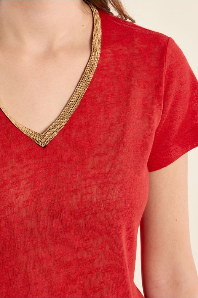 Camiseta de mujer de manga corta, con detalle en el escote.