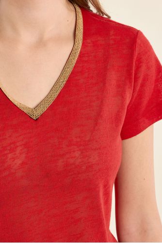 Camiseta de mujer de manga corta, con detalle en el escote.