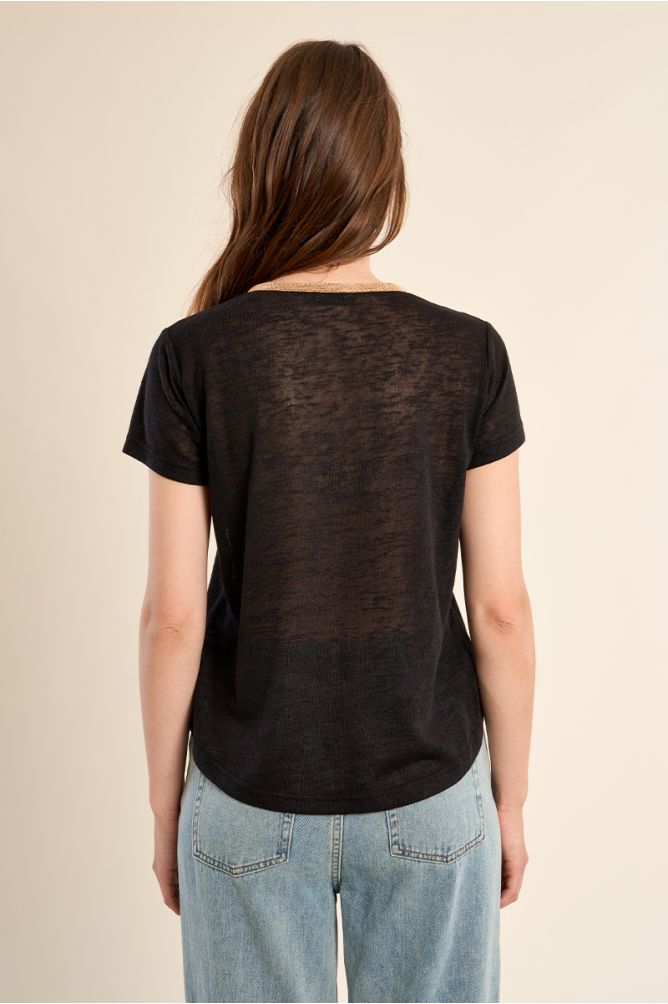 Camiseta de mujer de manga corta, con detalle en el escote.