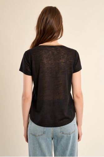 Camiseta de mujer de manga corta, con detalle en el escote.