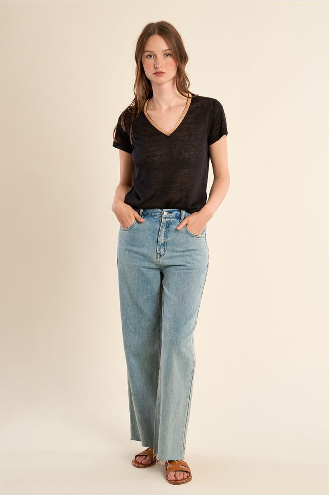 Camiseta de mujer de manga corta, con detalle en el escote.