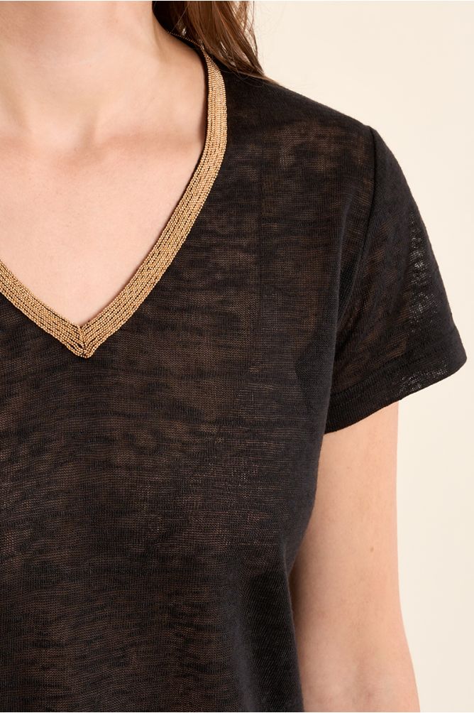 Camiseta de mujer de manga corta, con detalle en el escote.