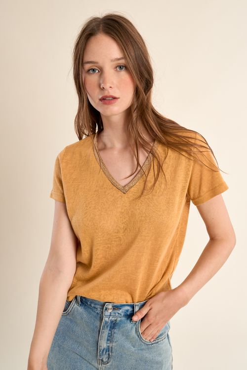 Camiseta de mujer de manga corta, con detalle en el escote.